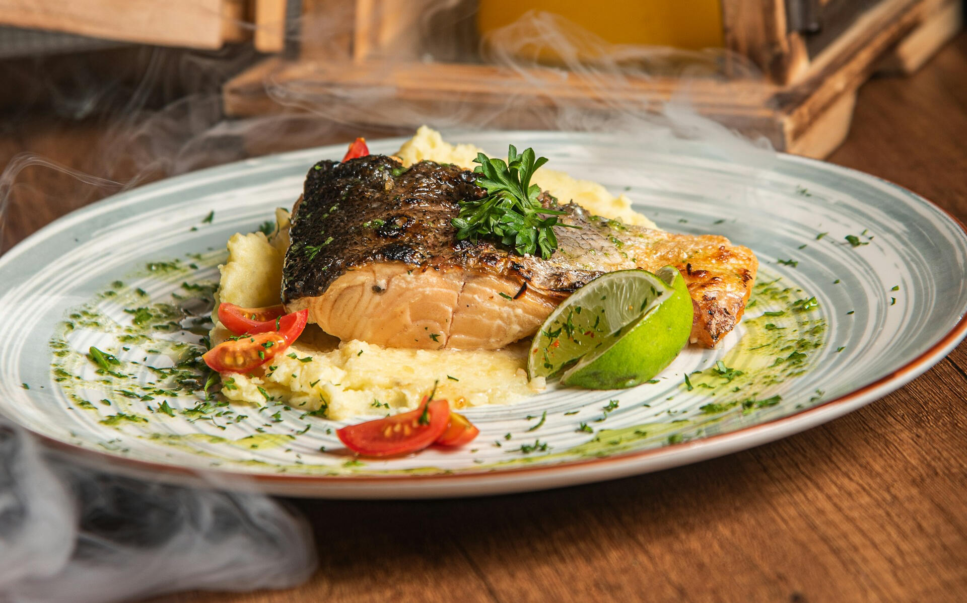 Tallrik med grillad fisk och grönsaker